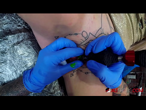 ❤️ Ekstreme tatuita varmulo Sully Savage ricevis tatuon sur sia klitoro ️❌ Faka video ĉe porno eo.xxxdesichudai.ru ❌️❤